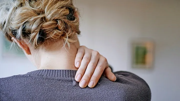 a woman feeling pain related to fibromyalgia
