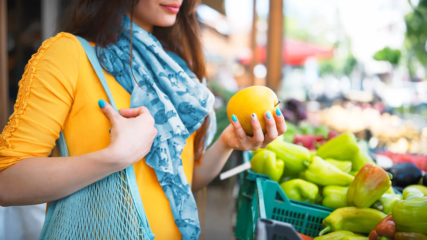 woman shopping for fruit at farmers market