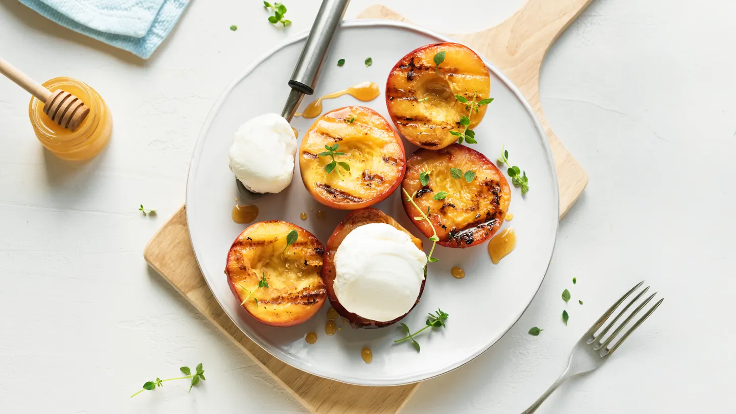 Grilled peaches with ricotta and honey