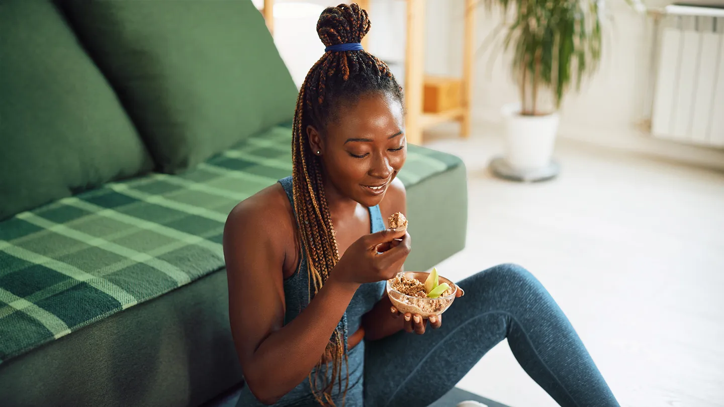 woman eating snack in between exercises