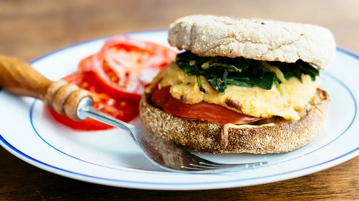 Healthier-Breakfast-Sandwich whole wheat english muffin eggsd spinach tomato
