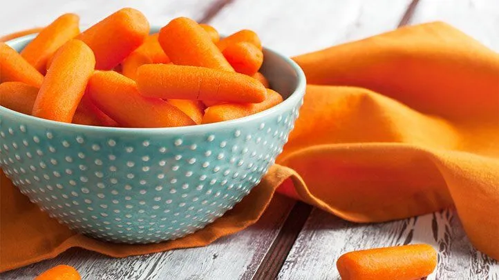 8 Baby Carrots With 1 Tablespoon of Dip, 100-calorie snack