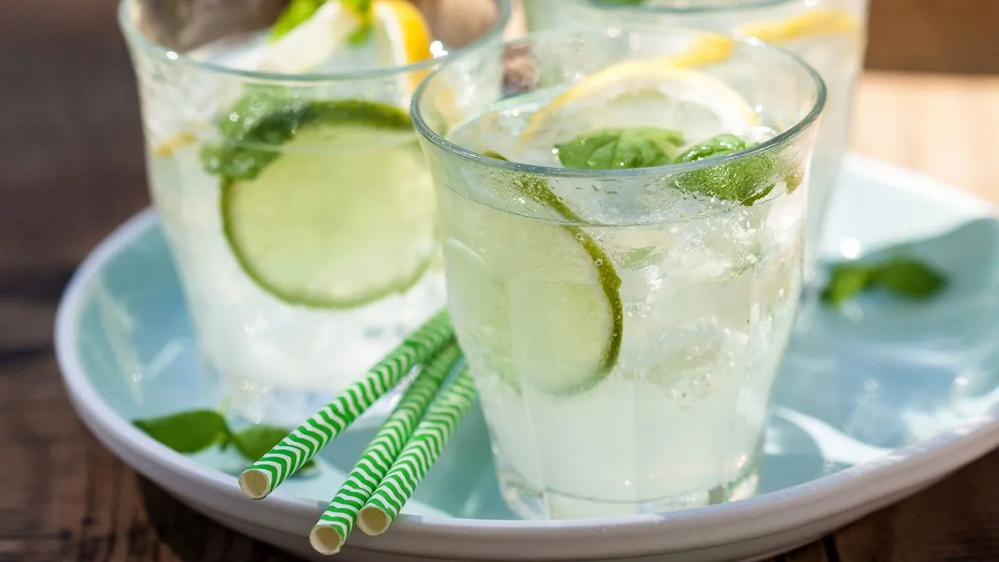 a glass of seltzer with lime