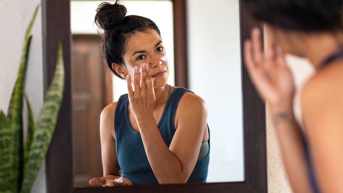 woman applying sunscreen